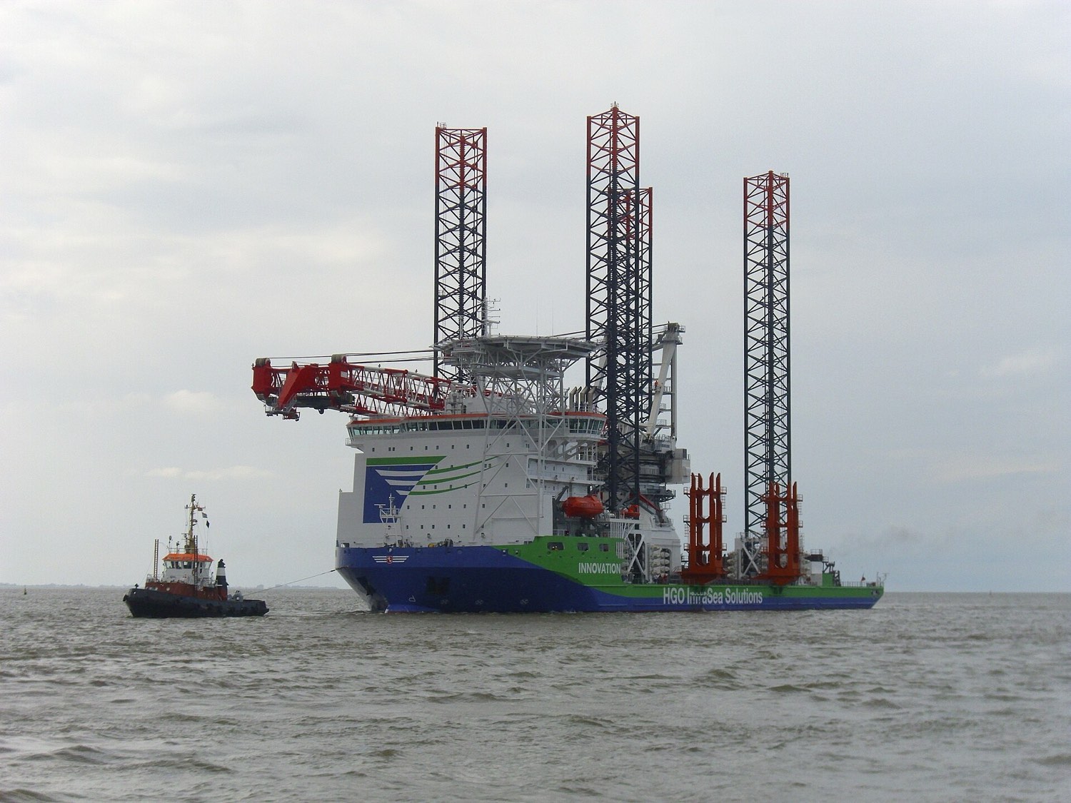 Jack-up installation vessel under tow at sea